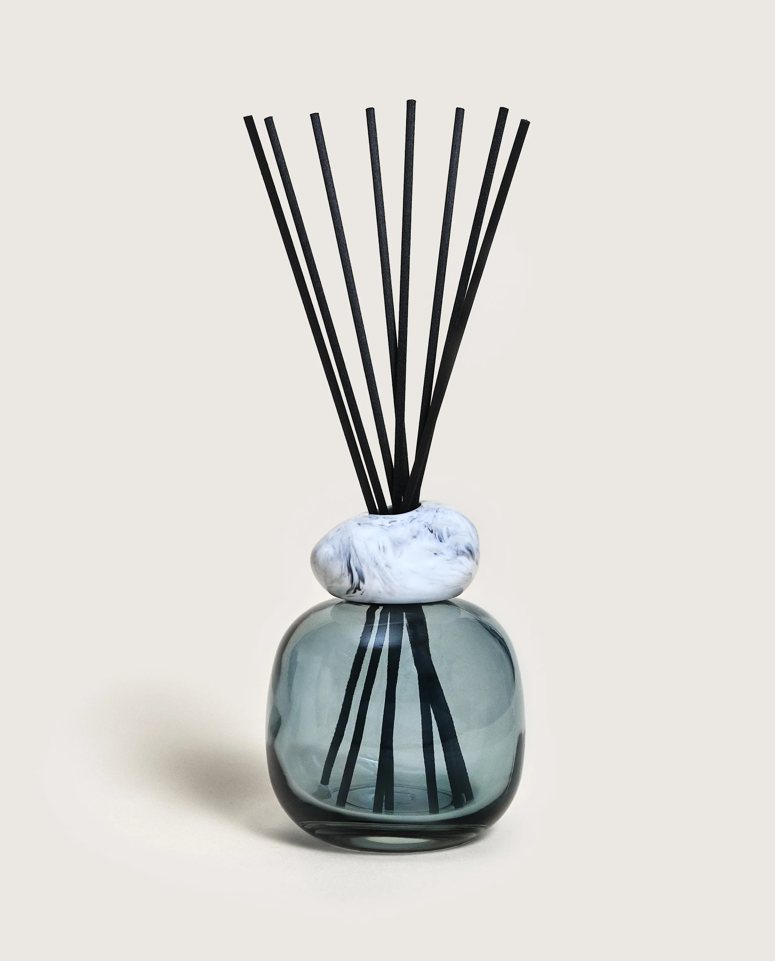 Mineral Blue/White Reed Diffuser Gift Set with Pure White Tea - Image 3