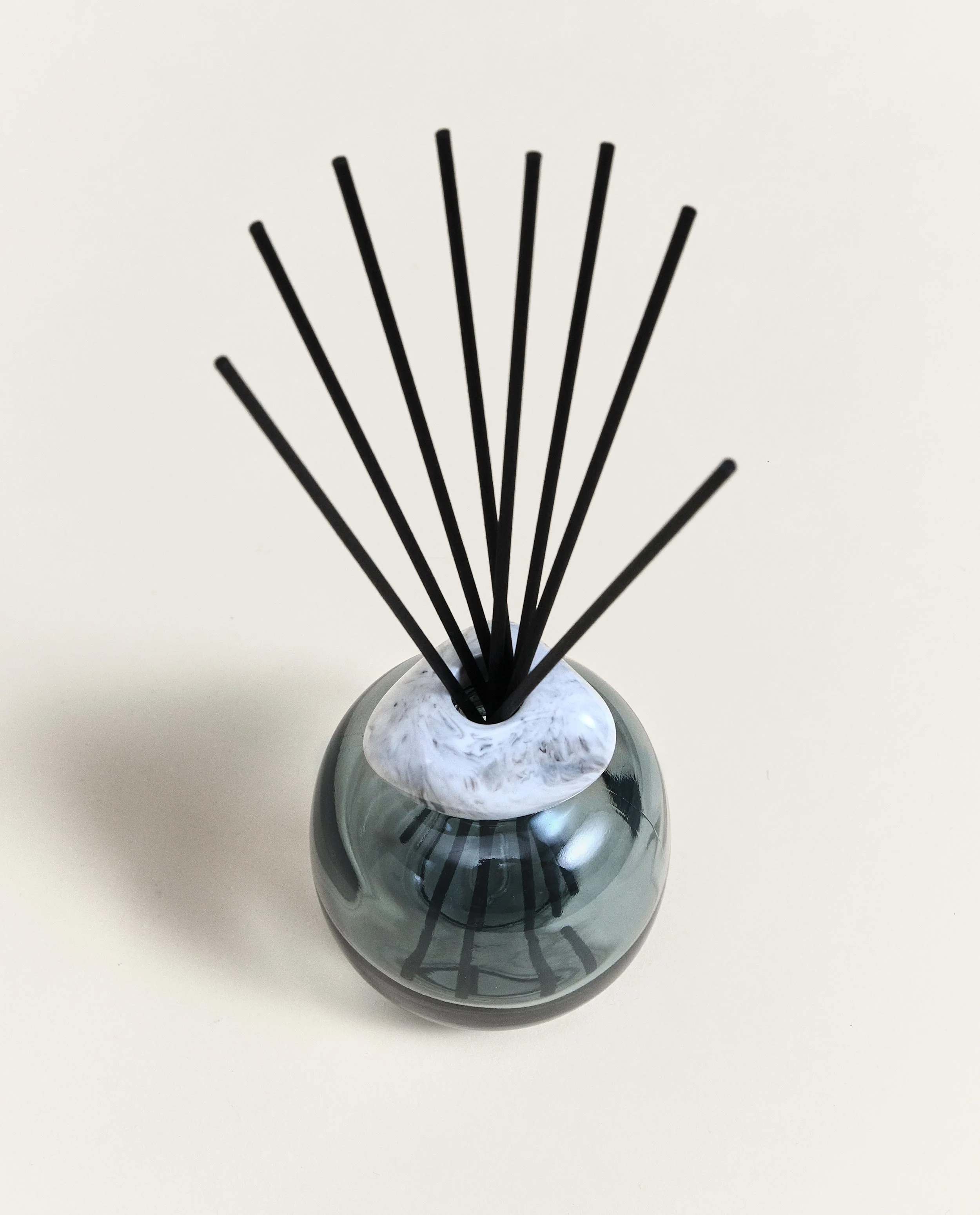 Mineral Blue/White Reed Diffuser Gift Set with Pure White Tea - Image 4
