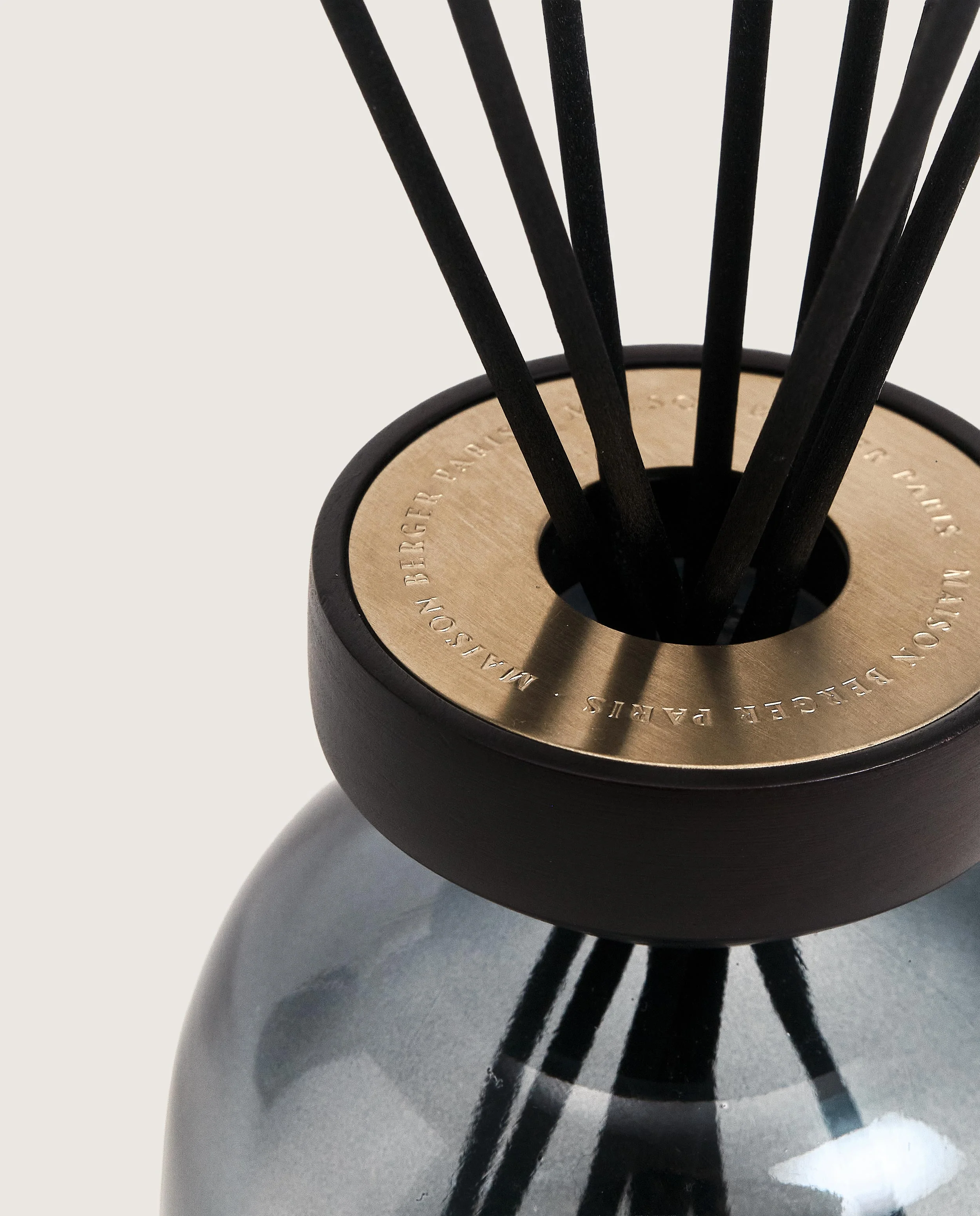Wood Black/Frosted White Reed Diffuser with Ocean Breeze - Image 3