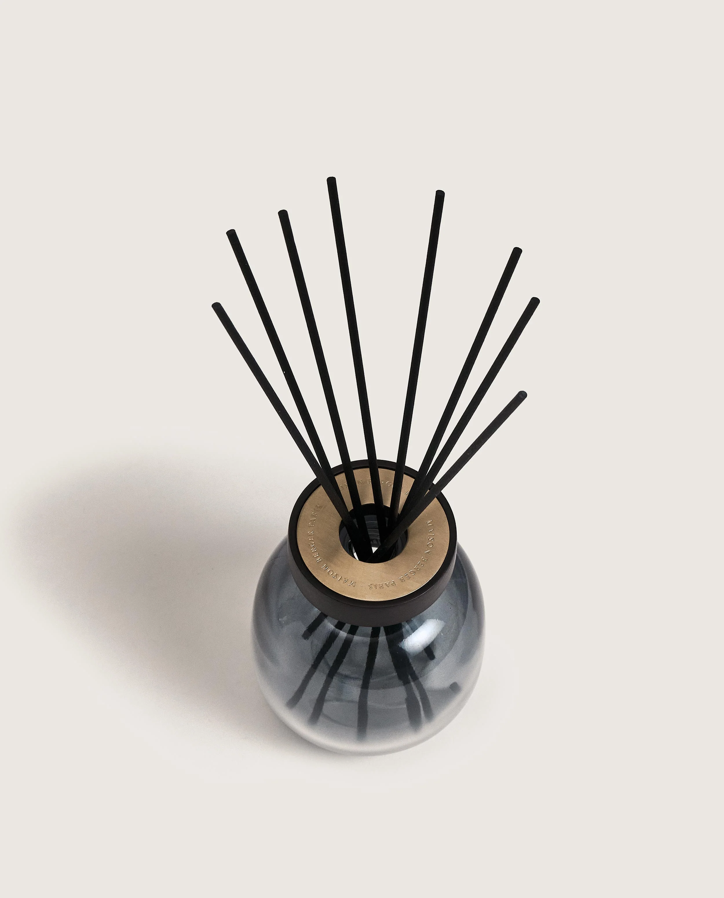 Wood Black/Frosted White Reed Diffuser with Ocean Breeze - Image 5
